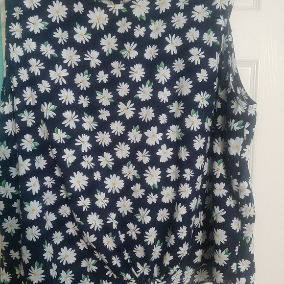 Old Navy crop pants 16W and tie front blouse XXL - Picture 4 of 4